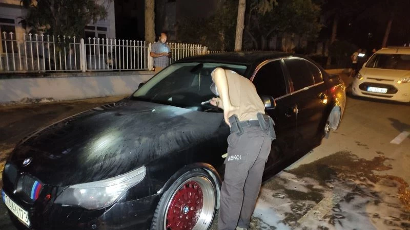 Park halindeki otomobil, üzerine benzin dökülerek kundaklandı
