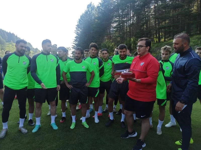 Bursasporlu futbolcu ve teknik ekipten basın mensuplarına büyük jest
