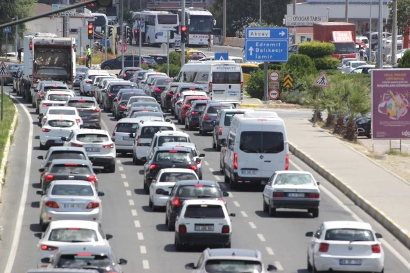 Edremit Körfezinde yollarda 2 kilometreyi aşan araç kuyrukları oluştu
