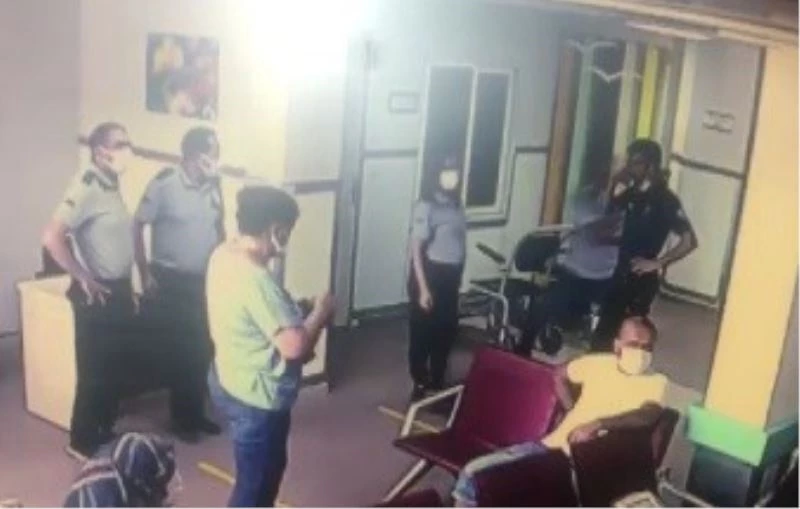 Yardım istediği polisin tabancasını kaptı
