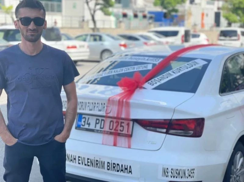  Boşandıktan sonra süslediği araçla tura çıktı, halay çekip kutlama yaptı
