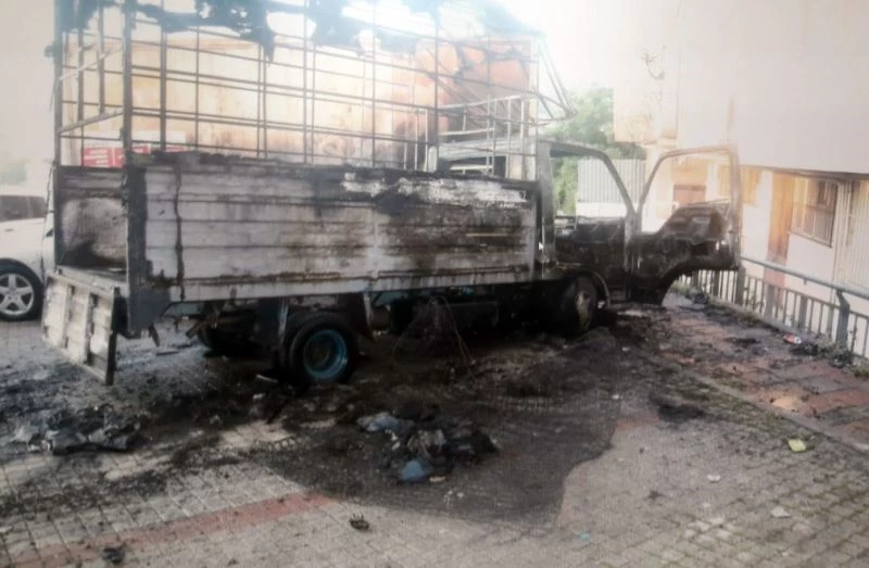 (Özel) İstanbul’da kundakçı dehşeti: Evsizlerin kaldığı aracı böyle kundakladı
