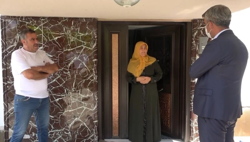 Aşılanma oranının az olduğu Bingöl’de, İl Sağlık Müdürü vatandaşı ikna edip aşı yaptı
