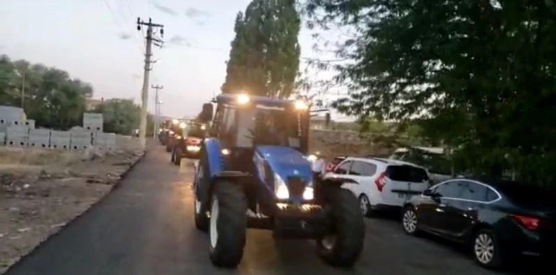 Damat çiftçi olunca düğün konvoyunu traktörler oluştu
