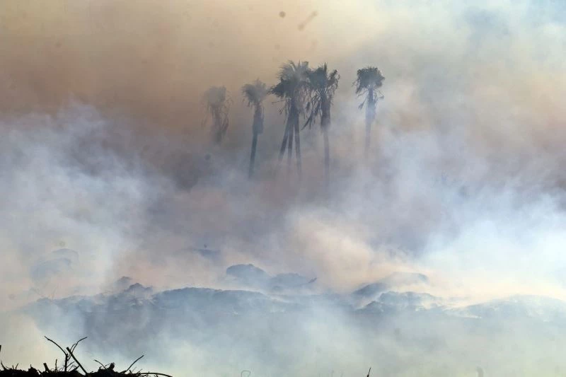 Antalya’daki moloz yangınında gökyüzü bulutla kaplandı, güneş kızıla döndü
