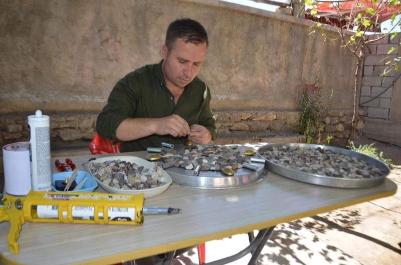 Nehir ve derelerden topladığı renkli taşları sanata dönüştürüyor
