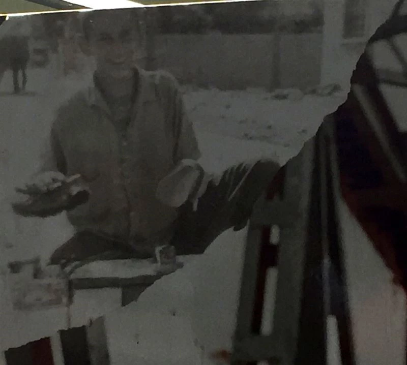 Ünlü oyuncunun ayakkabı boyacılığı yaparken çektirdiği fotoğraf ortaya çıktı
