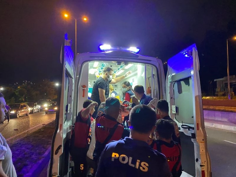 Direğe çarpan otomobil kağıt gibi büküldü: 2 yaralı
