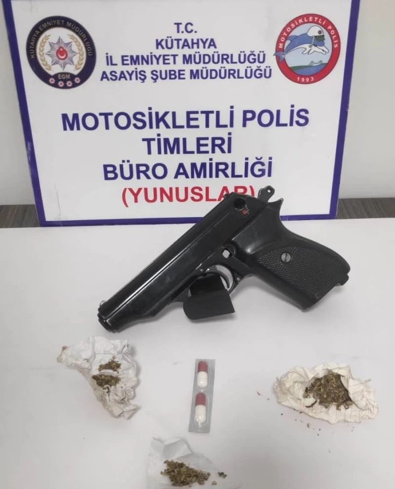 Kütahya’da şase numarası olmayan motosiklet, kurusıkı tabanca ve uyuşturucu ele geçirildi
