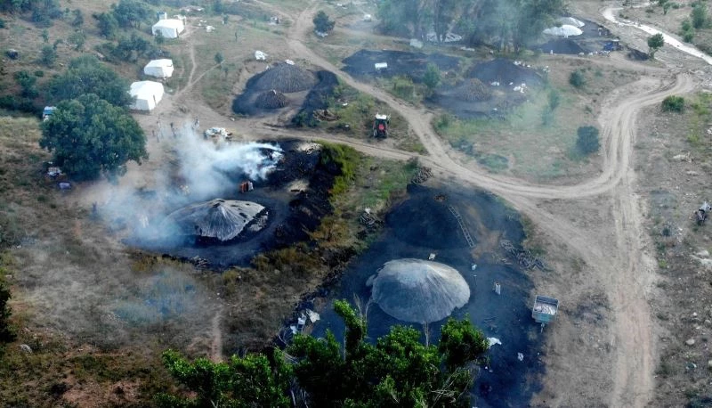 (Özel) Mangal kömürü üretmek için gece gündüz mesai yapıyorlar

