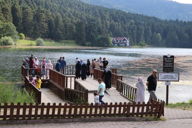 Gölcük Tabiat Parkı’nda tatilci yoğunluğu
