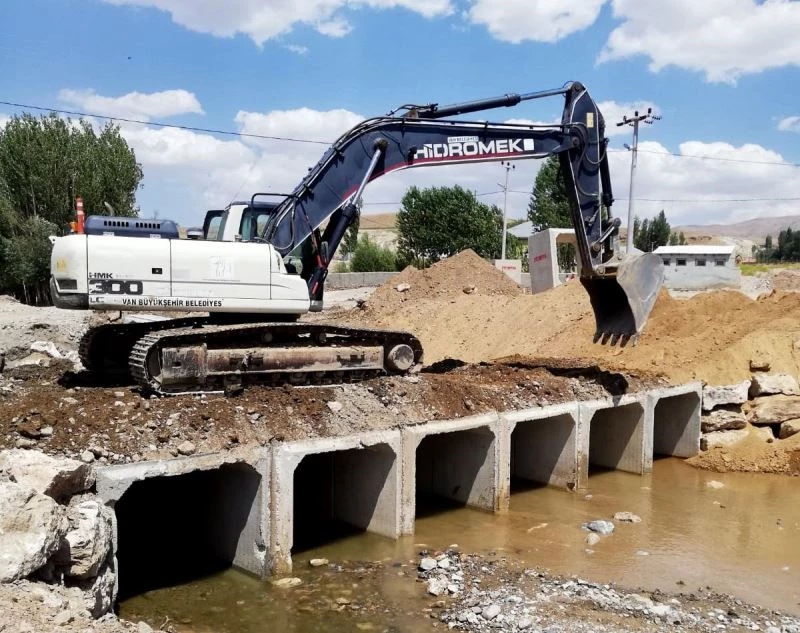 Van’da sel ve su taşkınlarına karşı menfez çalışması
