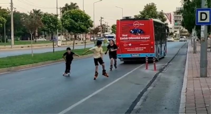 Otobüsün arkasında tehlikeli yolculuk otobüs şoförünün fark etmesiyle son buldu
