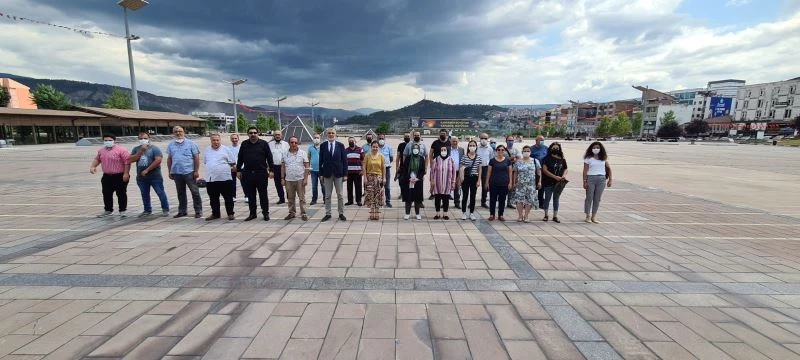 Karabük’te gazeteciler anıta çelenk koydu
