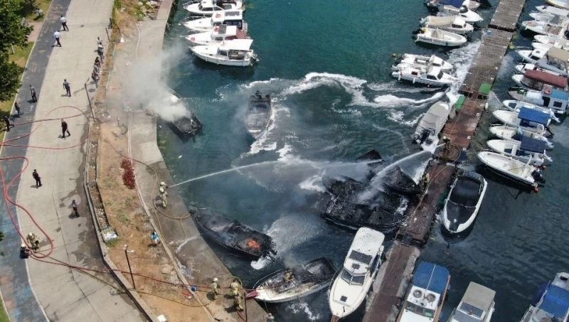 Kartal Dragos sahilde bulunan teknelerde yangın çıktı. Olay yerine çok sayıda itfaiye ekibi sevk edildi.
