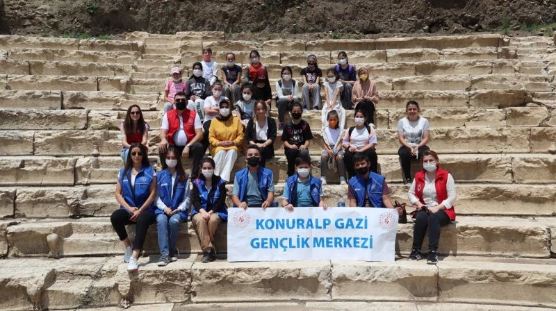 İlk kez antik tiyatroya gelen öğrenciler hayran kaldı
