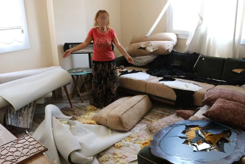 Ayrılmak isteyen eşini elektrik süpürgesi sapıyla dövdü
