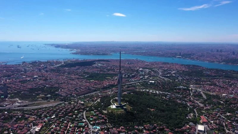 Çamlıca Kulesi, Kurban Bayramı’nda ziyaretçilerin ilgi odağı oldu.
