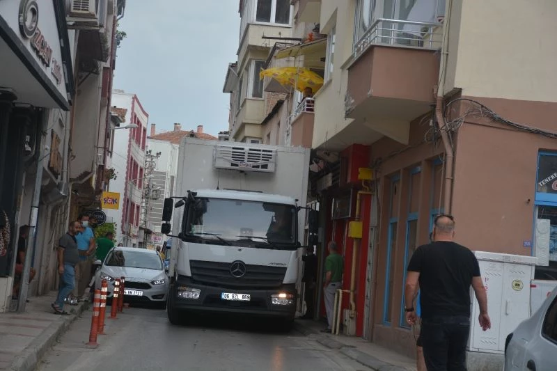 Hatalı park yüzünden yolda ilerleyemeyen kamyon balkon altına sıkıştı
