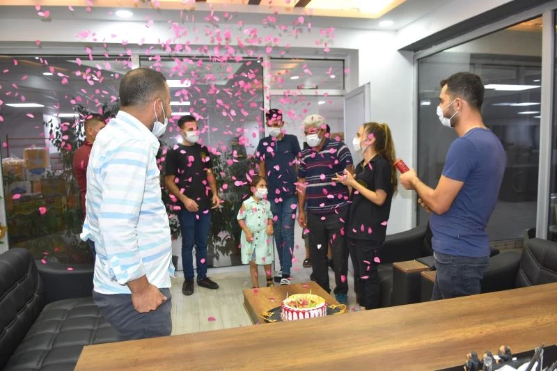 Talasemi hastasına markette doğum günü sürprizi
