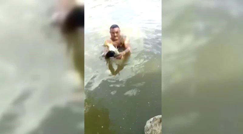 Çıplak elle balık tutan adamın yeteneği şaşırttı
