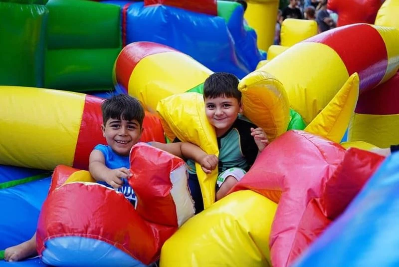 Kestelli çocuklar çifte bayram yaşadı
