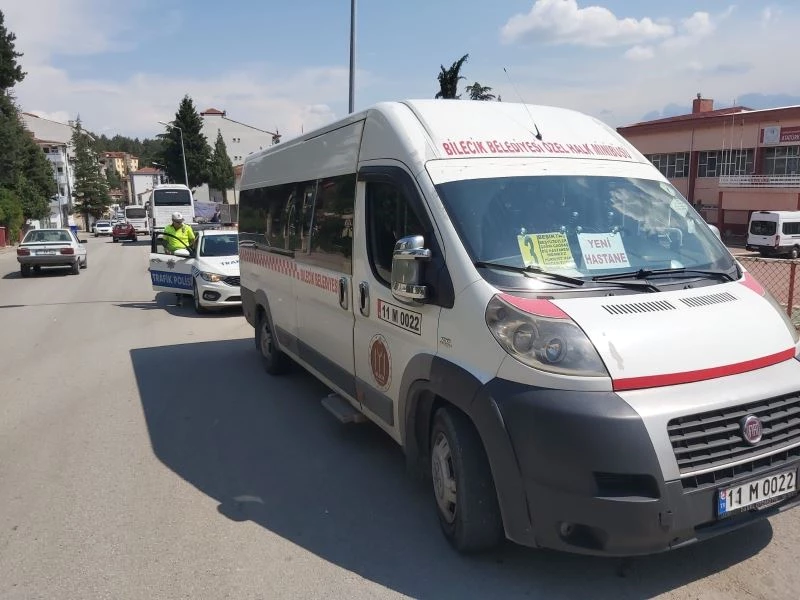 Minibüsün açık kapısından düşen yolcu yaralandı
