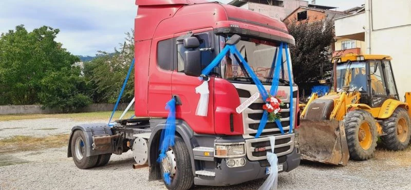 Tırı süsleyip, gelin arabası yaptı
