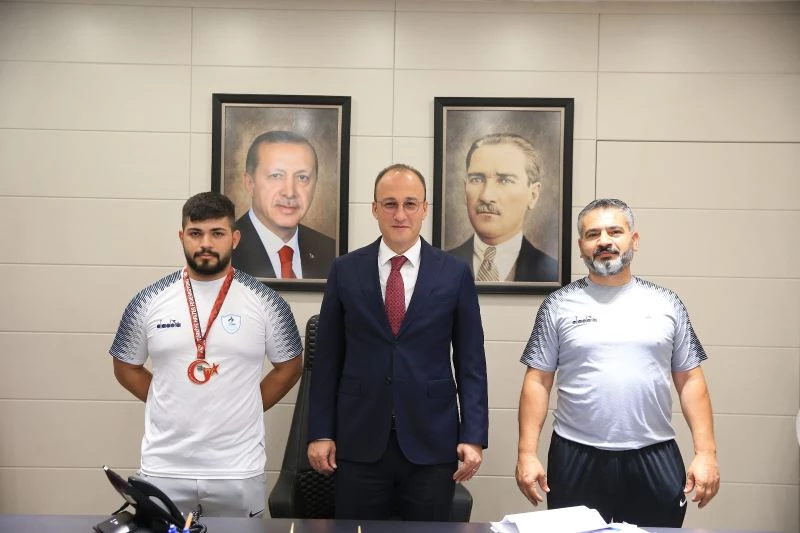 Pamukkale Belediyesporlu rekortmen halterciye milli davet
