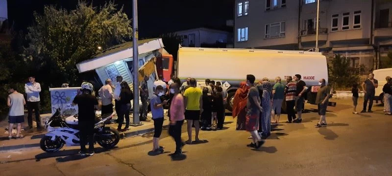 Freni boşalan akaryakıt kamyonu ekmek büfesine daldı
