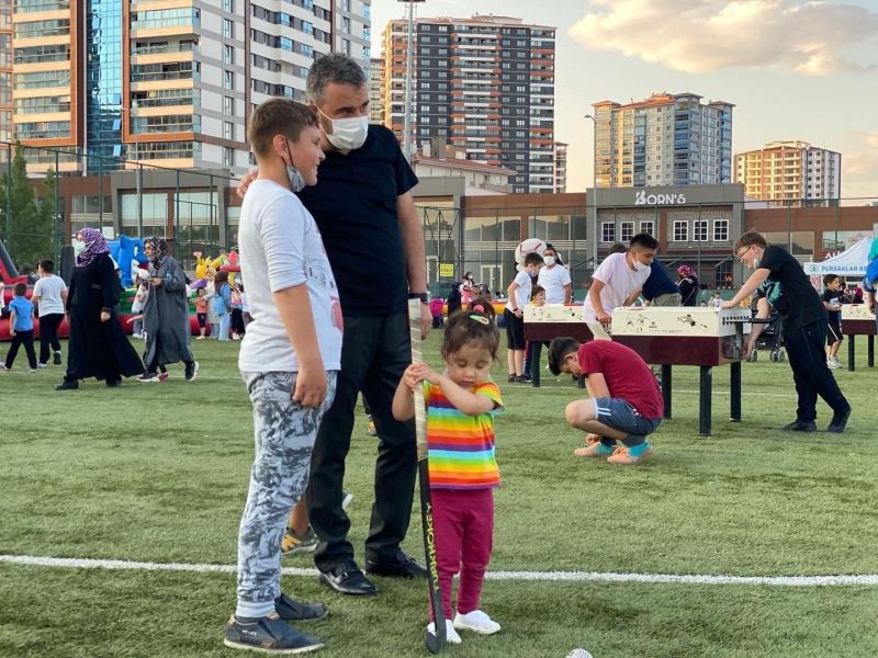 Pursaklar Belediye Başkanı Çetin, çocuklarla çim hokeyi oynadı
