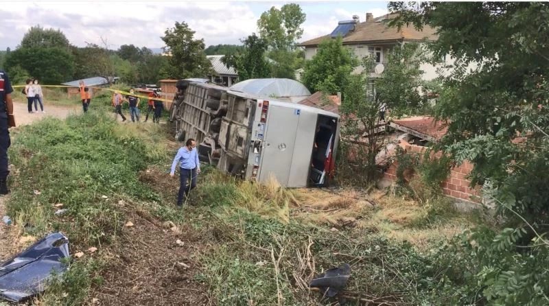 Memurları taşıyan otobüs otomobil ile çarpıştı: 18 yaralı
