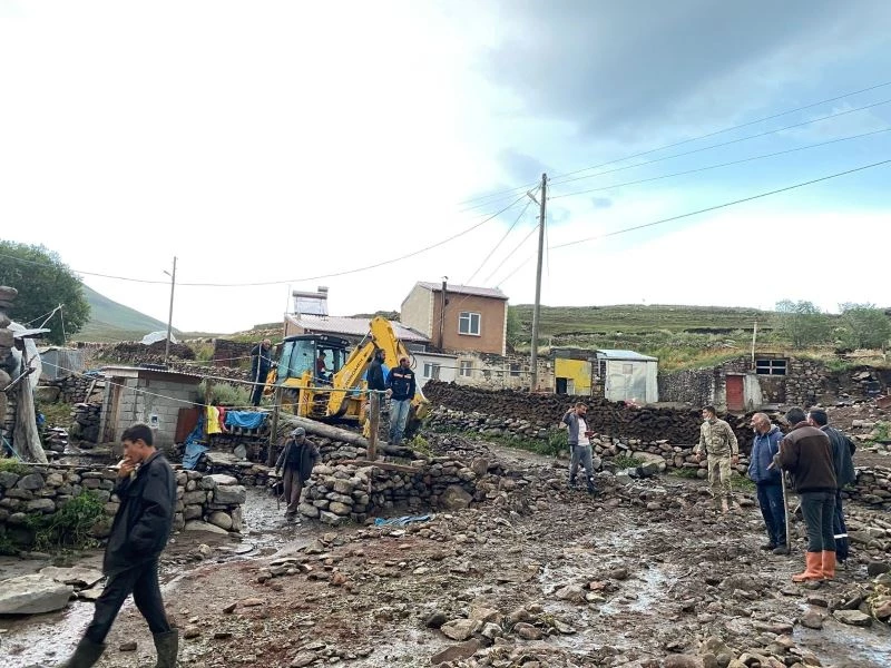 Sağanak ve dolu yağışı sonrası Hanak ilçesi sele teslim oldu
