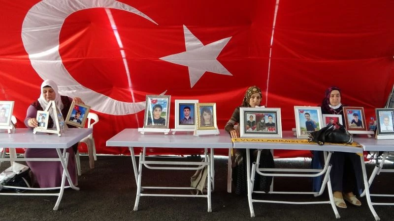 Evlat nöbetindeki annelerin çığlığı büyüyor
