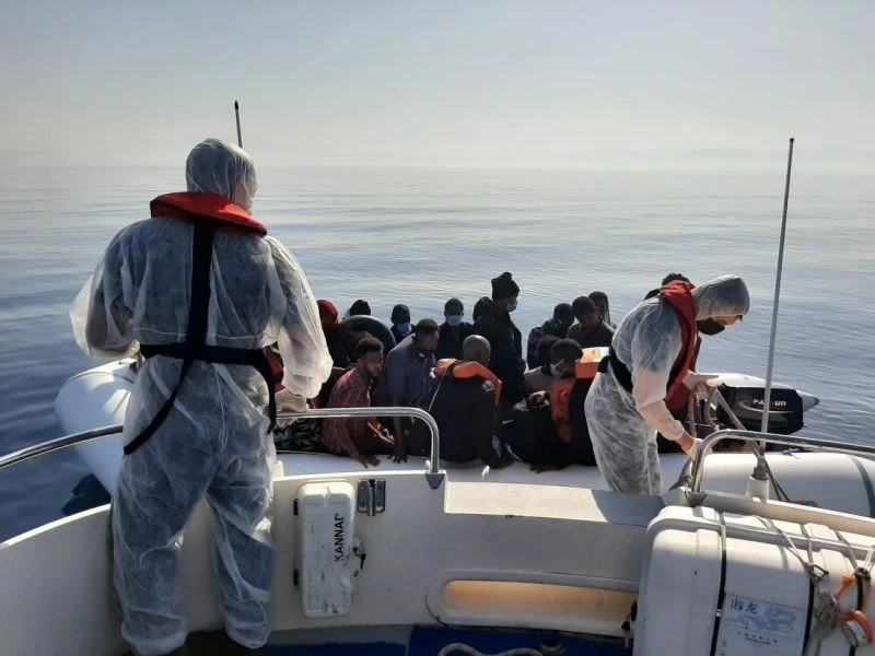 İzmir açıklarında 456 düzensiz göçmen kurtarıldı
