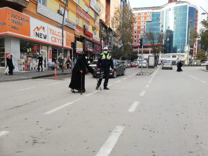 Elazığ’da polisten kalpleri ısıtan hareket: Trafiği durdurup yaşlı kadını karşıya geçirdi
