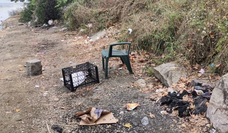 Göl çevresinden onlarca torba atık toplandı
