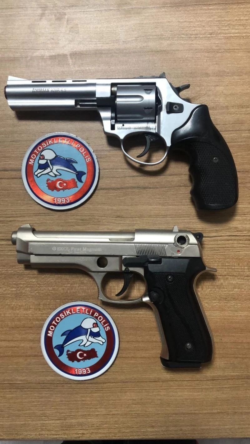 Şüphe üzerine durdurulan araçta kurusıkı tabancalar ele geçirildi
