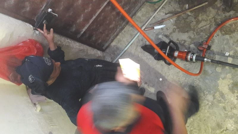 Parmakları demir kapıya sıkışan kadını itfaiye kurtardı
