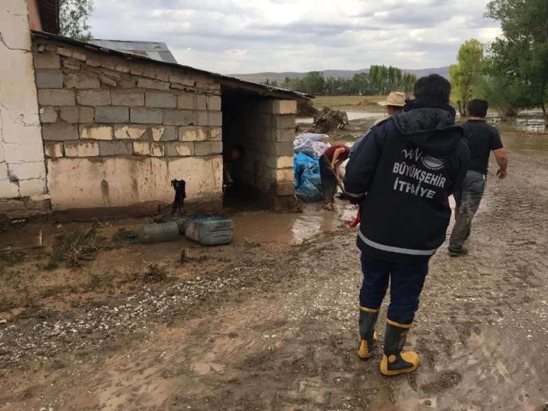 Sarayı’da su taşkınları
