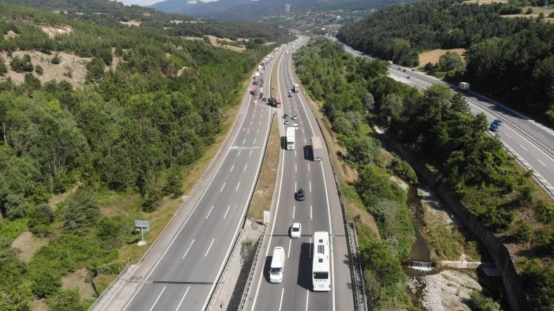 TEM’in İstanbul yönü yol çalışması için trafiğe kapatıldı
