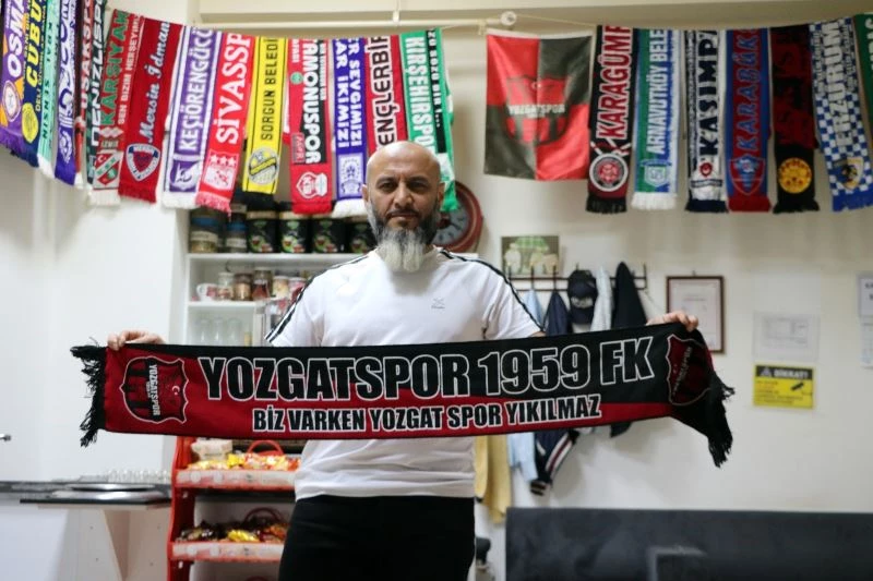 Koleksiyonunda 80 takımın atkısı var
