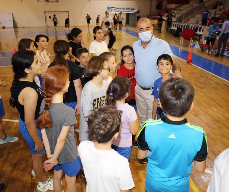 Genç basketbolcuların formaları Türkyılmaz’dan
