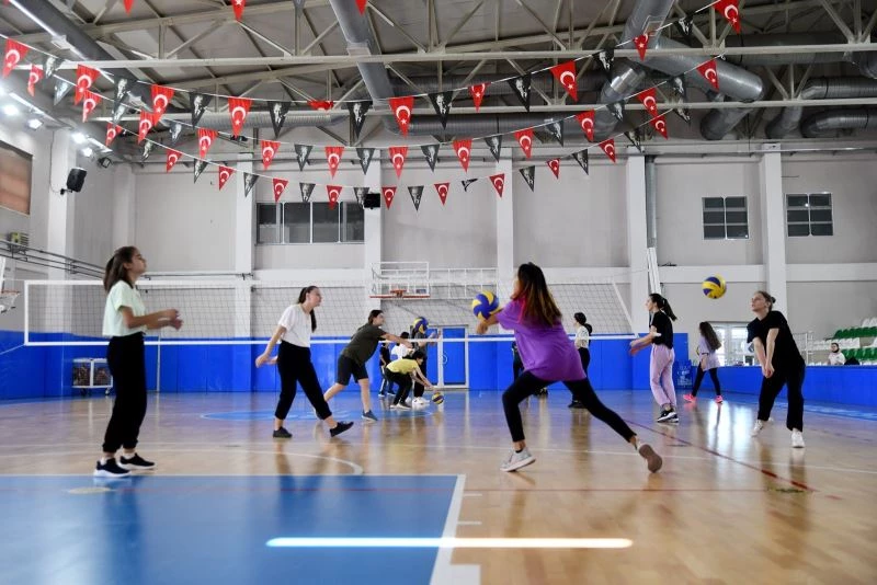 Voleybolcular Yunus Emre’de ter döküyor
