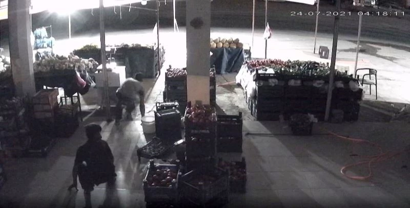 Manavdan hırsızlık anı güvenlik kamerasında
