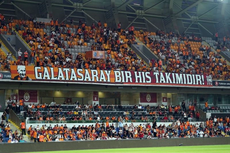 Galatasaraylı taraftarlar tribünlerde
