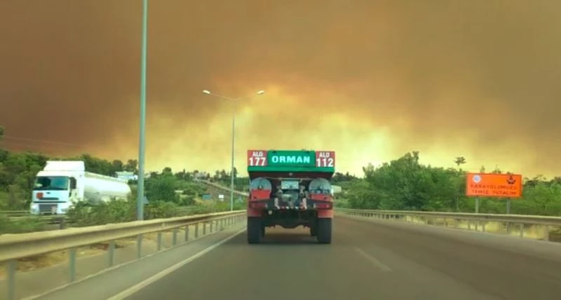 Manavgat’taki yangına 10 ilden 19 helikopter 103 arazöz müdahale ediyor
