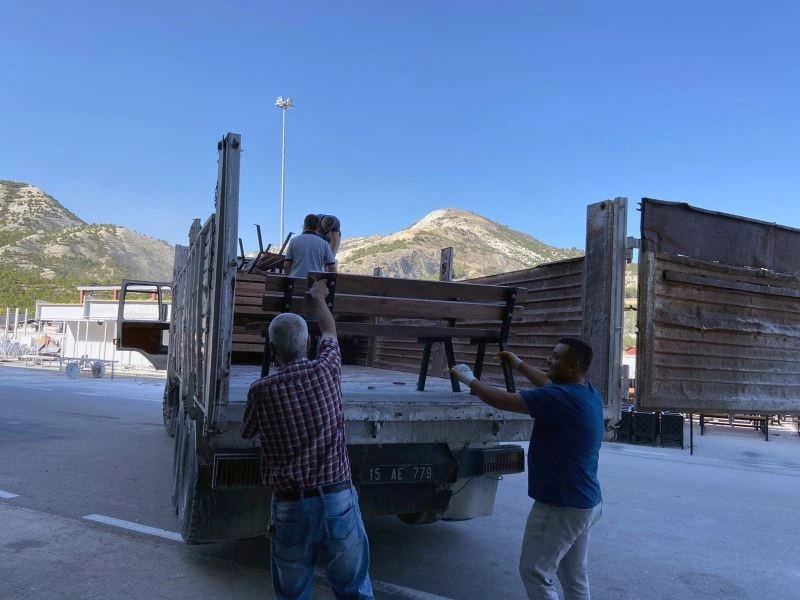 Burdur Belediyesi tarafından üretilen banklar Yeşilova’ya gönderildi
