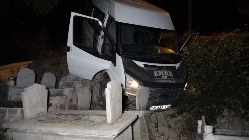 Minibüs mezarlığa uçtu: 2 yaralı
