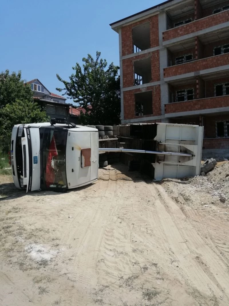 Kum boşaltan kamyon devrildi: 1 yaralı
